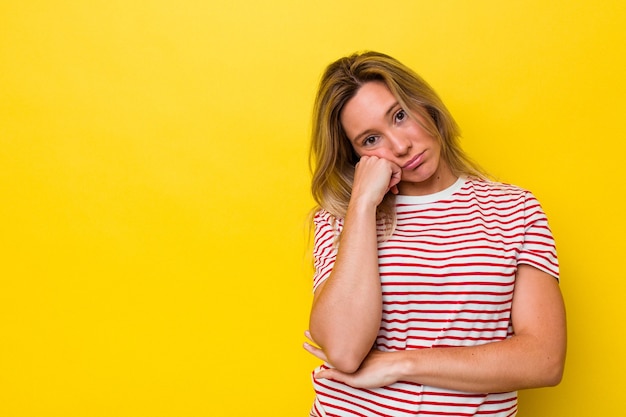 Jeune femme australienne isolée qui se sent triste et songeuse, regardant l'espace de copie.