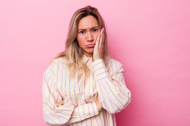 Jeune femme australienne isolée souffle les joues, a une expression fatiguée. Concept d'expression faciale.