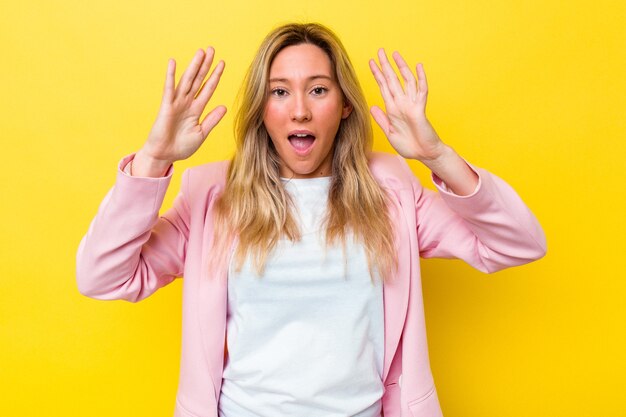 Jeune femme australienne isolée surprise et choquée.