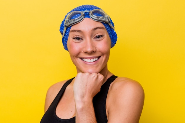 Jeune femme australienne nageuse isolée sur fond jaune