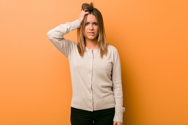 Jeune femme authentique, charismatique, de vraies personnes étant choquée, elle s'est souvenue d'une réunion importante.