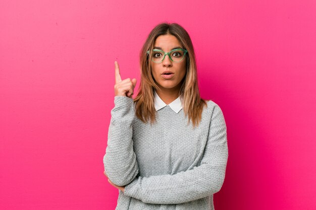 Jeune femme authentique de vraies personnes charismatiques contre un mur ayant une très bonne idée, concept de créativité.