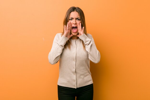 Jeune femme authentique de vraies personnes charismatiques contre un mur criant excitée à l'avant.