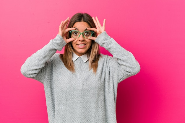 Jeune femme authentique, de vraies personnes charismatiques, gardant les yeux ouverts pour trouver une occasion de réussir.