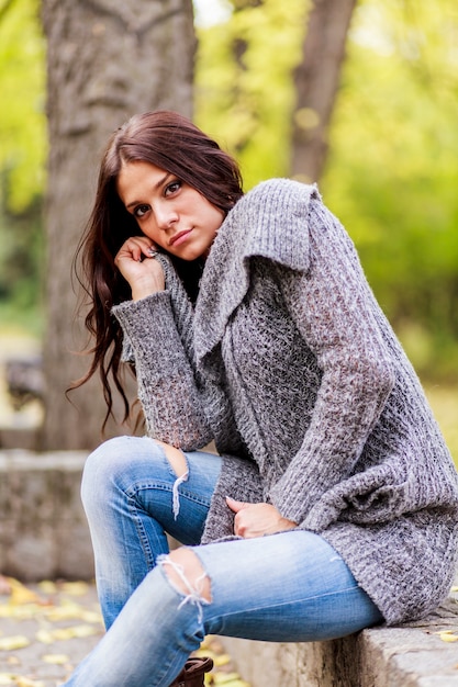 Jeune femme, à, automne, parc