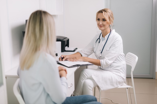 Jeune femme aux cheveux blonds au rendez-vous chez le médecin