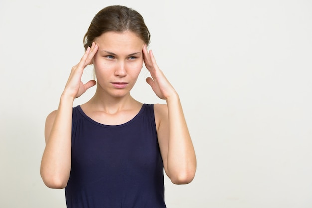 jeune femme aux cheveux blonds sur blanc