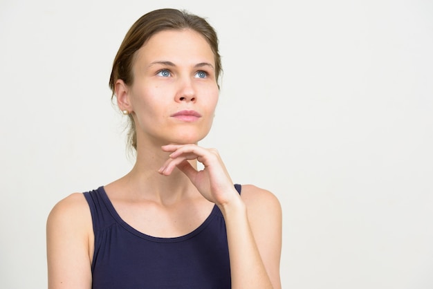 jeune femme aux cheveux blonds sur blanc