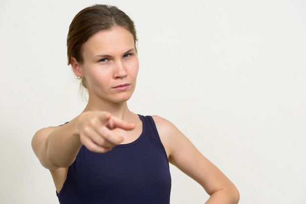 jeune femme aux cheveux blonds sur blanc