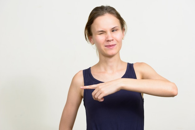 jeune femme aux cheveux blonds sur blanc