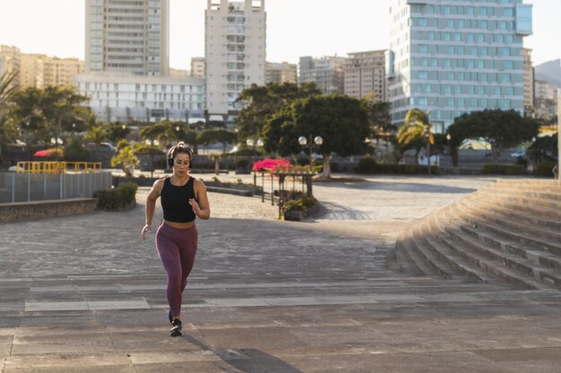 Jeune femme aux cheveux blonds courant à côté des escaliers