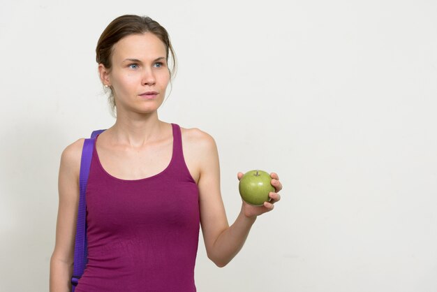 jeune femme aux cheveux blonds prêt pour gym blanc