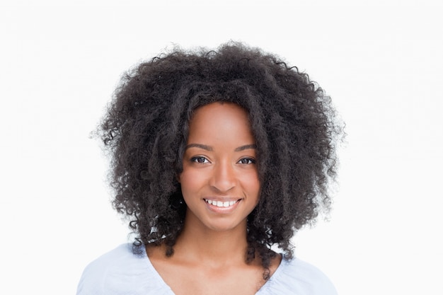 Jeune femme aux cheveux bouclés, debout