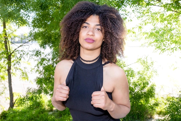 Photo jeune femme aux cheveux bouclés vert à l'extérieur