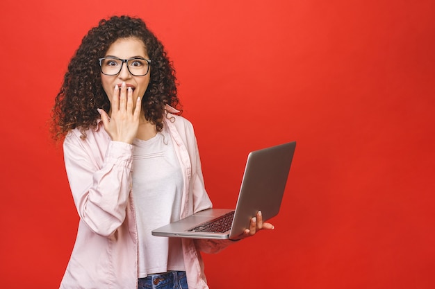 Jeune femme aux cheveux bruns bouclés