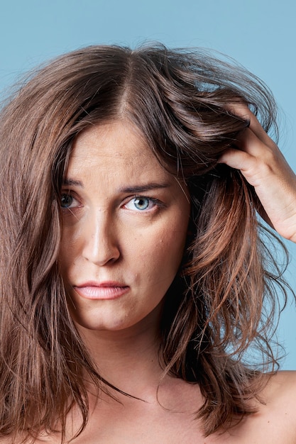 Photo jeune femme aux cheveux en désordre