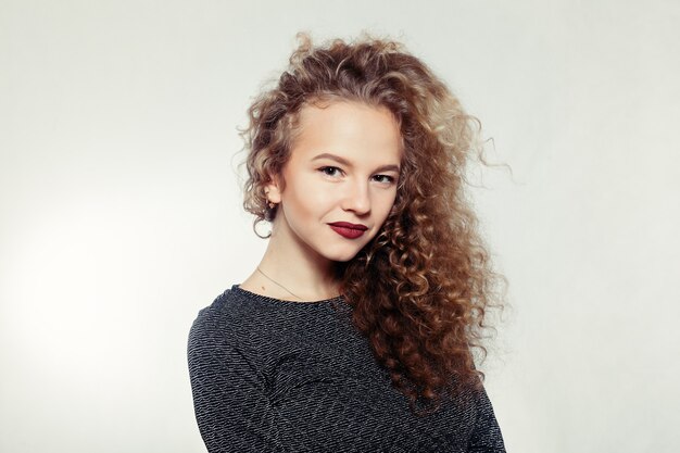 Jeune femme aux cheveux longs bouclés