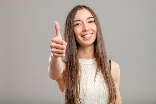 Jeune femme aux cheveux longs dans une tenue décontractée