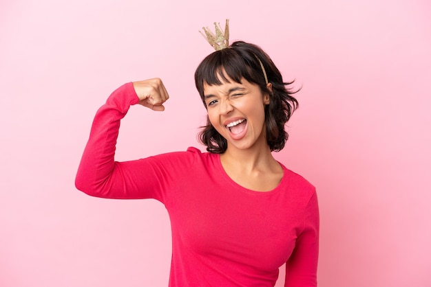 Jeune femme aux cheveux longs sur un mur bleu isolé ayant l'intention de réaliser la solution tout en levant un doigt