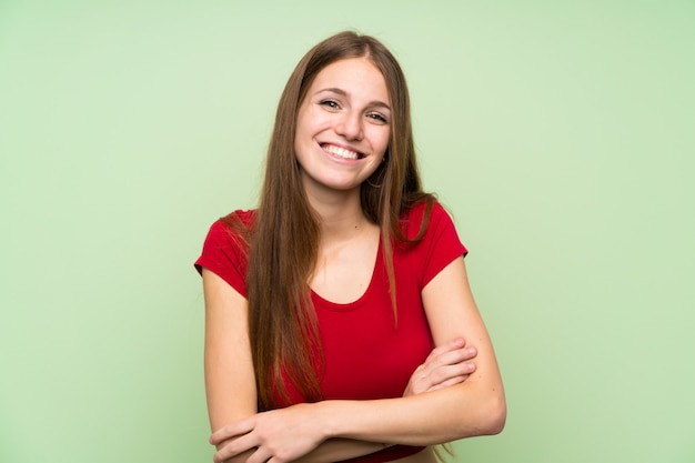 Jeune femme aux cheveux longs qui rit