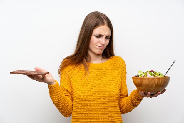 Jeune femme aux cheveux longs avec salade