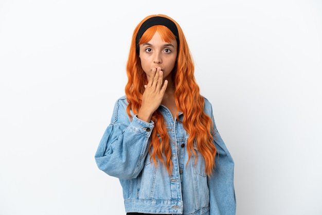 Jeune femme aux cheveux orange isolé sur fond blanc couvrant la bouche avec la main