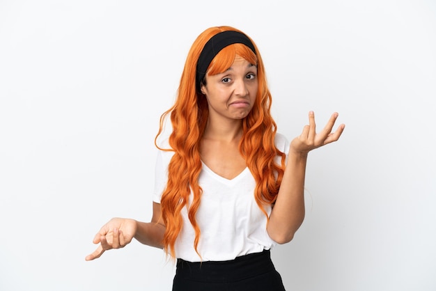 Jeune femme aux cheveux orange isolé sur fond blanc heureux et souriant