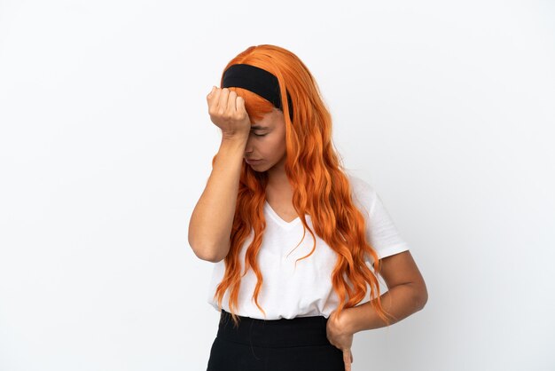 Jeune femme aux cheveux orange isolé sur fond blanc avec maux de tête