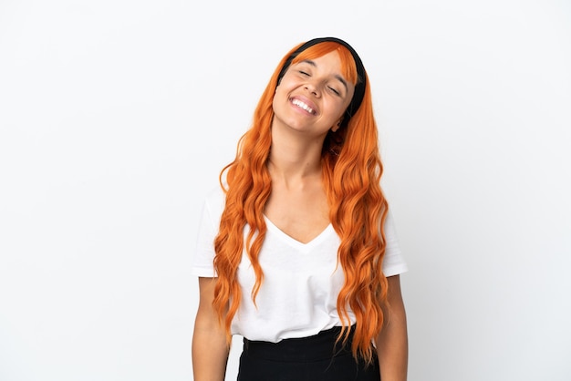 Jeune femme aux cheveux orange isolé sur fond blanc en riant