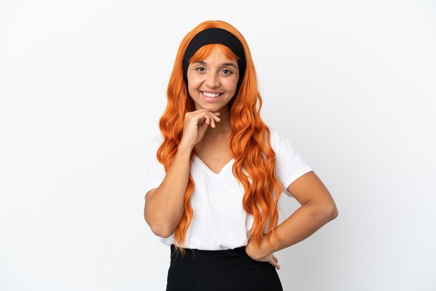 Jeune femme aux cheveux orange isolé sur fond blanc en riant