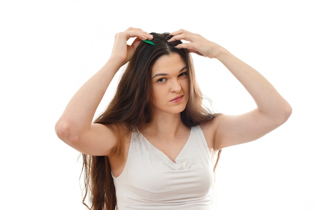 Jeune femme aux cheveux problème. Sur blanc isolé