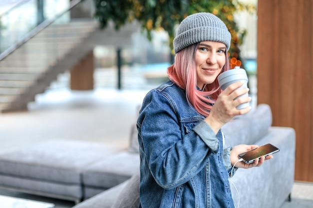 Jeune femme aux cheveux roses et chapeau