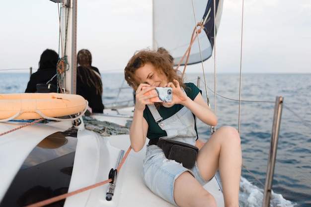 Une jeune femme aux cheveux roux prend une photo de paysage au téléphone Tourisme de voyage et concept d'été