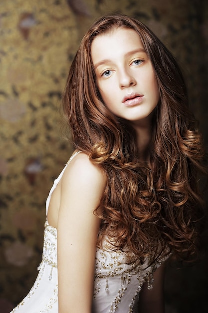 Jeune femme aux longs cheveux bouclés