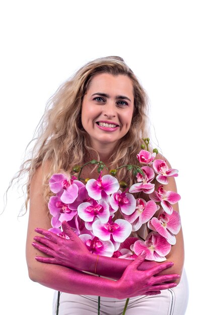 Jeune femme aux mains roses et fleurs sur fond blanc.