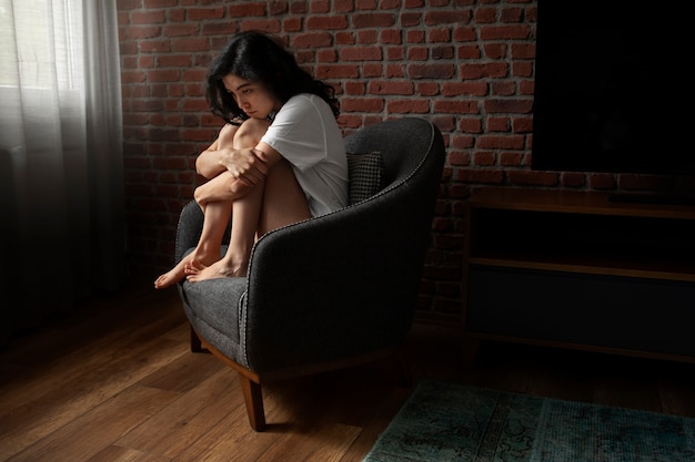 Photo jeune femme aux prises avec l'anxiété