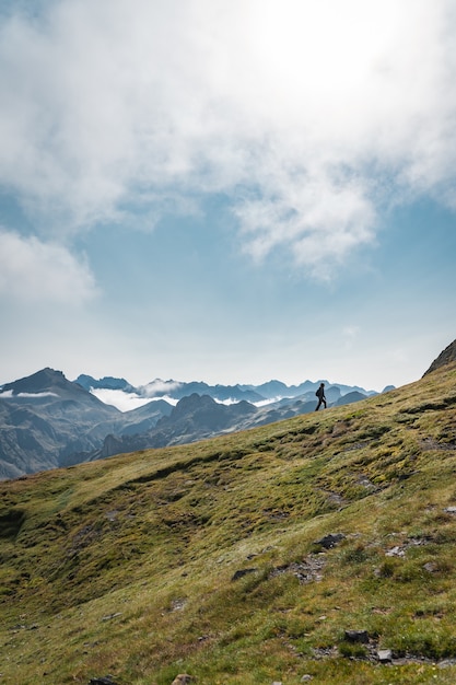 Jeune femme aventureuse trekking dans les hautes montagnes Mode de vie détente et liberté