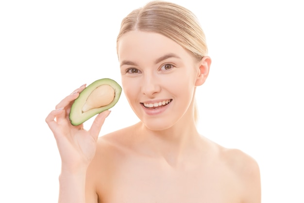 La jeune femme avec un avocat sur fond blanc