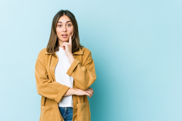 Jeune femme ayant une bonne idée