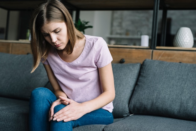 Jeune femme ayant une douleur au genou