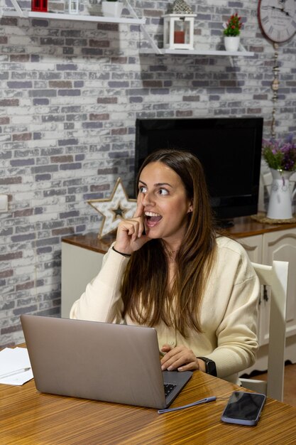 Photo jeune femme ayant une idée pour son travail