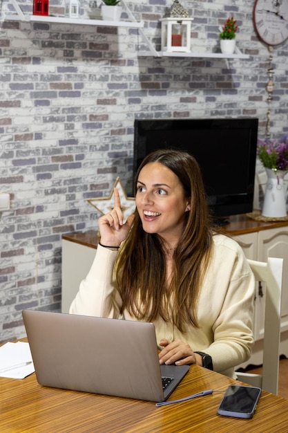 Photo jeune femme ayant une idée pour son travail