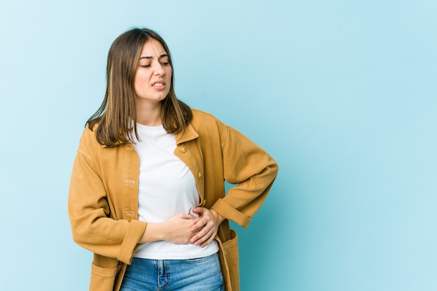 Jeune femme ayant mal au ventre