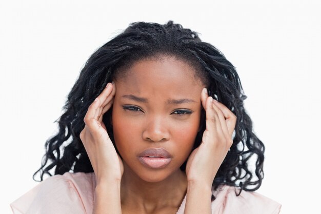 Photo une jeune femme ayant une migraine