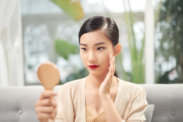 Jeune femme ayant des problèmes de peau