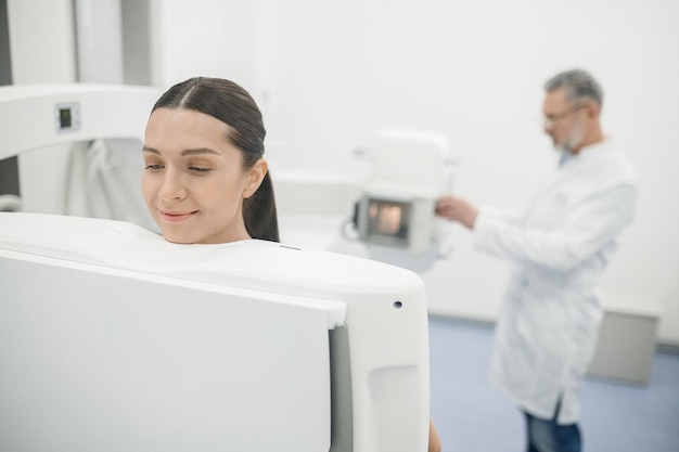 Jeune femme ayant une procédure de mammographie