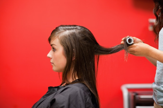 Jeune femme ayant ses cheveux roulés