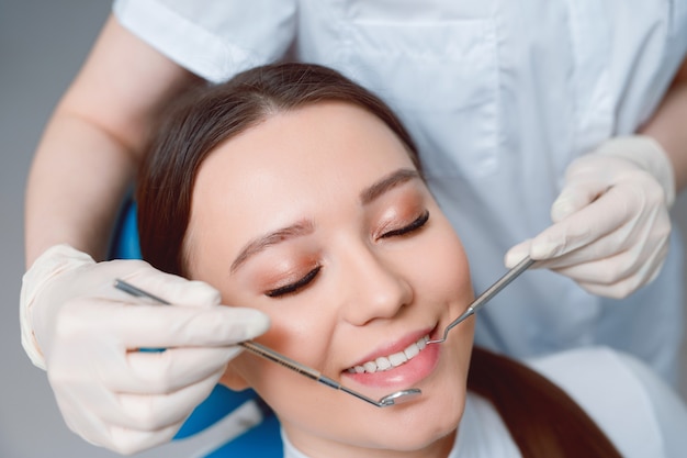 Jeune femme ayant un traitement dentaire au bureau des dentistes