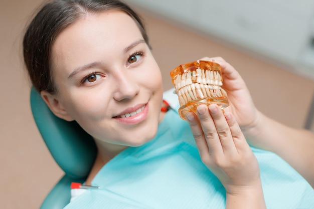 Jeune femme ayant un traitement dentaire au bureau des dentistes