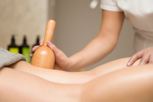 Jeune femme ayant un traitement de massage maderotherapy au salon spa